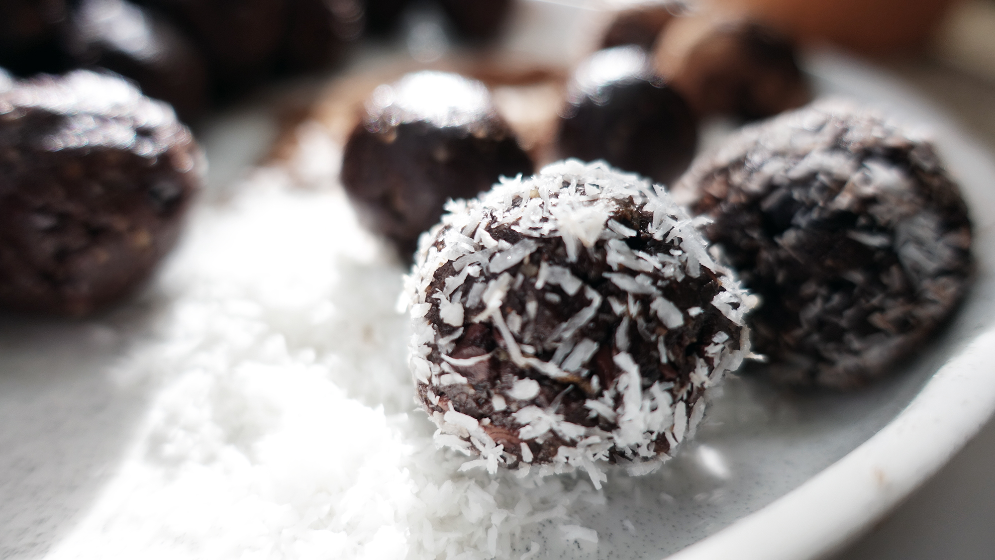 raw cacao fudge bites healthy sugarfree bliss balls clean eating chocolate